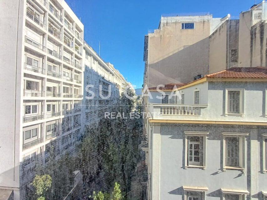 Οπτική γωνία διαμερίσματος σε πολυσύχναστη περιοχή με αρχιτεκτονική και μοντέρνο στυλ.