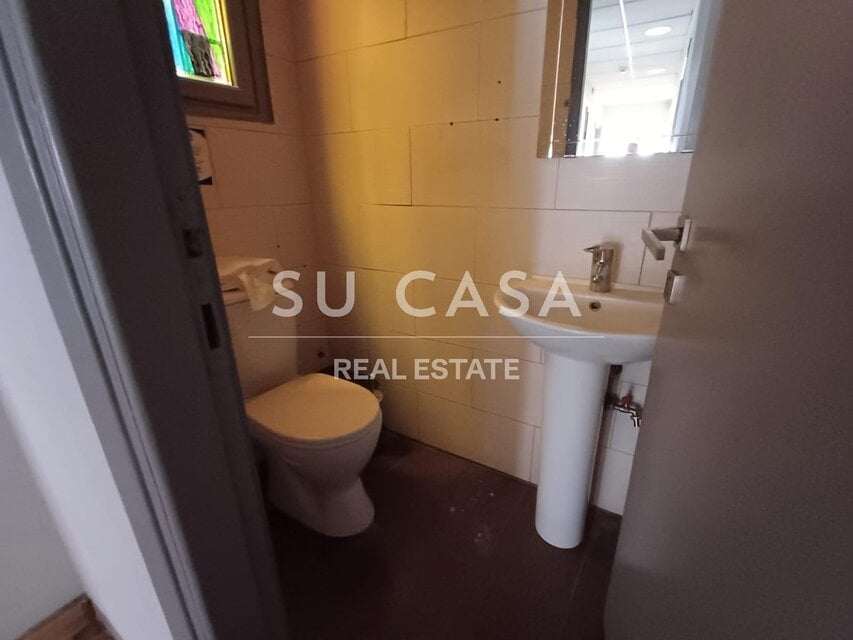 Μπάνιο στα καταλύματα Su Casa, ιδανικό για ενοικίαση και αγορά κατοικιών.