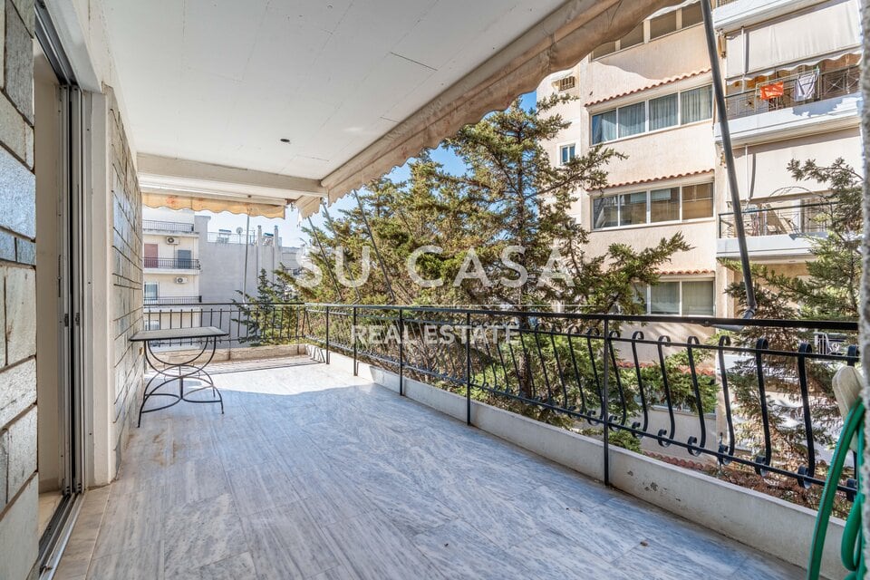 Ευρύχωρο μπαλκόνι σε διαμέρισμα κοντά σε καταστήματα, ιδανικό για χαλάρωση και κοινωνικές δραστηριότητες.