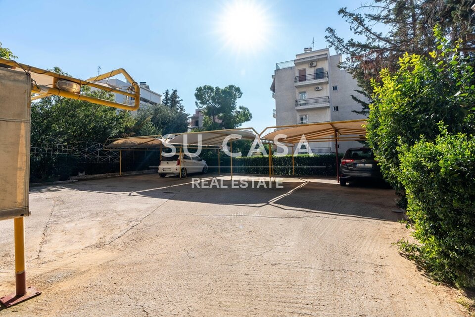Ανακαλύψτε το άνετο πάρκινγκ κατοικιών στη Su Casa, ιδανικό για εύκολη στάθμευση.