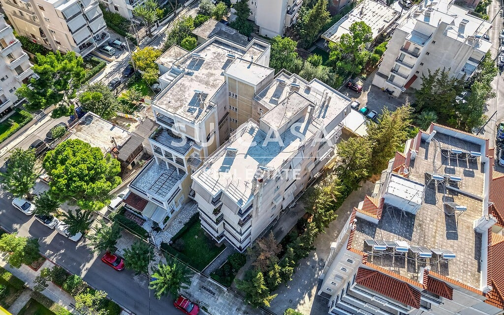 Όμορφη οικία σε πυκνοκατοικημένη περιοχή με δέντρα και εύκολη πρόσβαση.