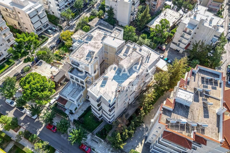 Όμορφη οικία σε πυκνοκατοικημένη περιοχή με δέντρα και εύκολη πρόσβαση.