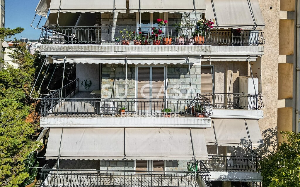Άνετο διαμέρισμα με μπαλκόνι και καταπληκτική θέα, ιδανικό για κατοίκηση.