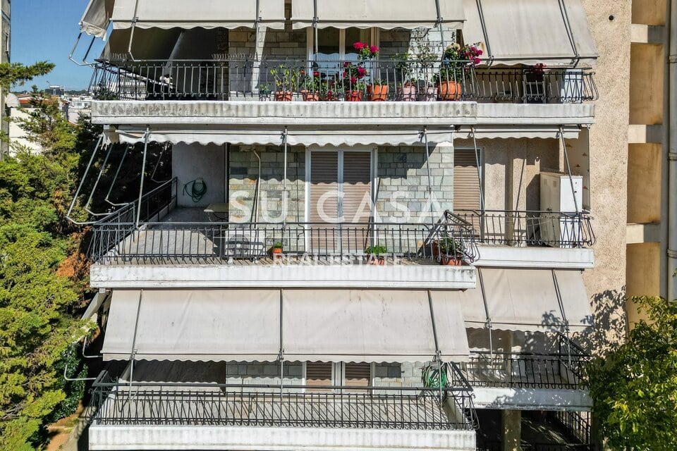 Άνετο διαμέρισμα με μπαλκόνι και καταπληκτική θέα, ιδανικό για κατοίκηση.