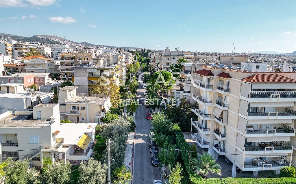 Ουρανό ακινήτου σε πολυκατοικία με θέα στην πόλη και ευρύχωρα μπαλκόνια.
