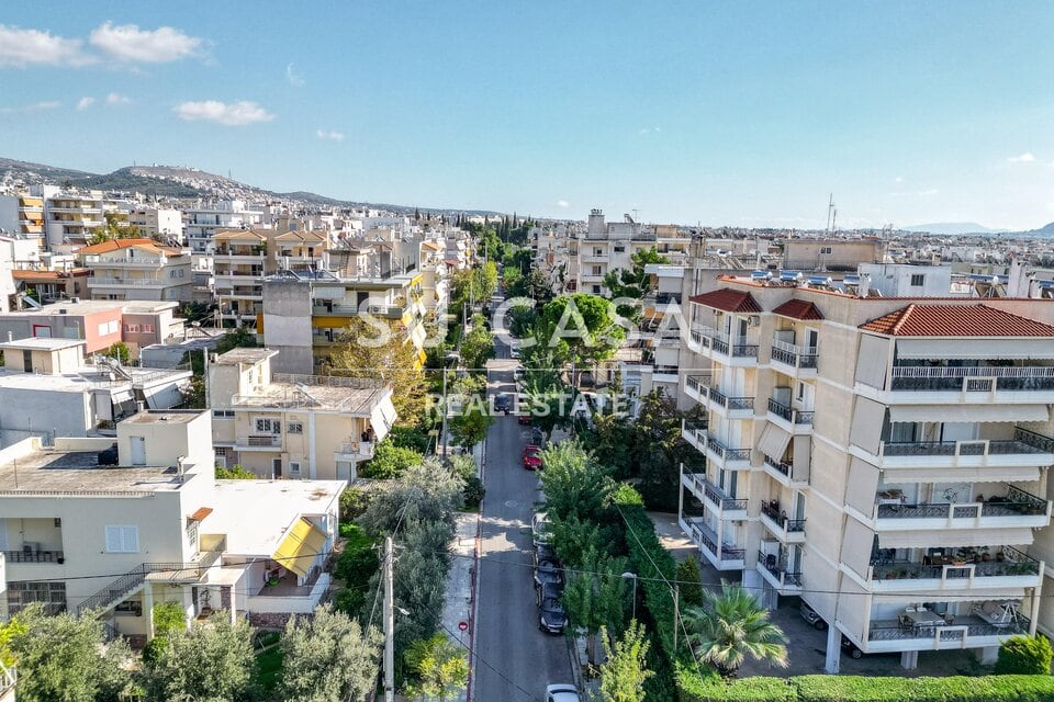 Ουρανό ακινήτου σε πολυκατοικία με θέα στην πόλη και ευρύχωρα μπαλκόνια.