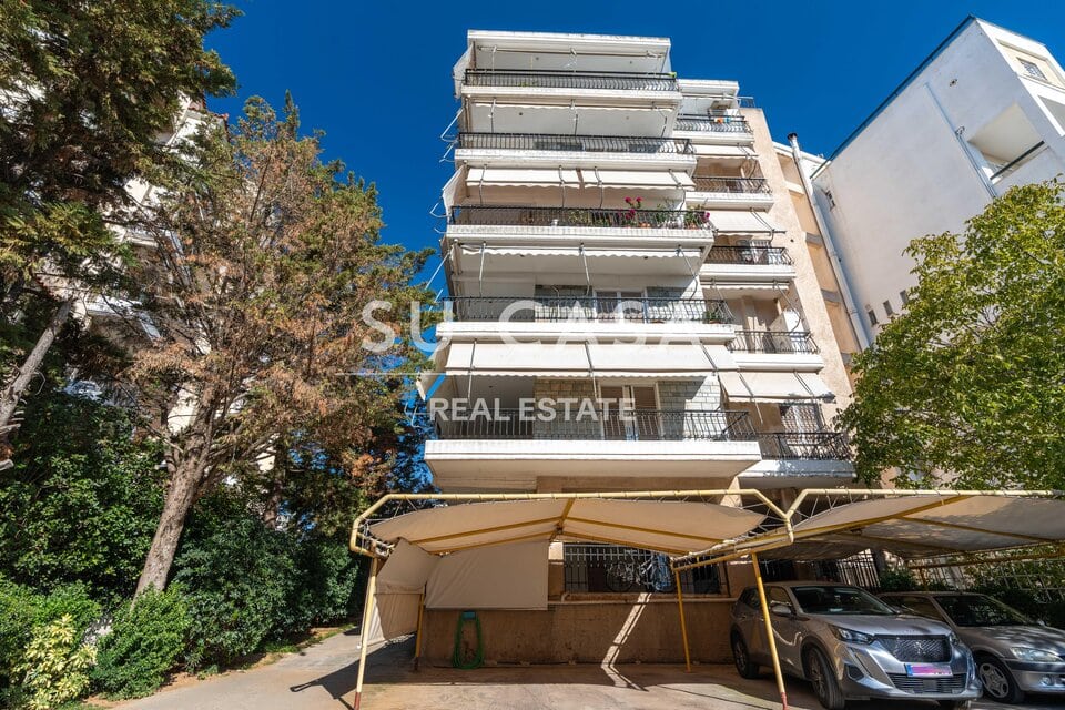 Άποψη πολυκατοικίας με μπαλκόνια και πράσινο περιβάλλον, ιδανική για κατοικία ή επένδυση.