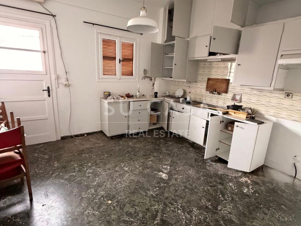 Χώρος εξωτερικής βεράντας με όμορφη θέα και άνεση, τέλειος για χαλάρωση και κοινωνικές συγκεντρώσεις.