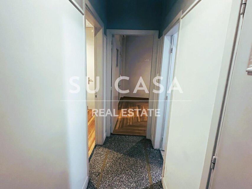 Ανέσεις γραφείου Su Casa με καθαρό και φωτεινό διάδρομο.