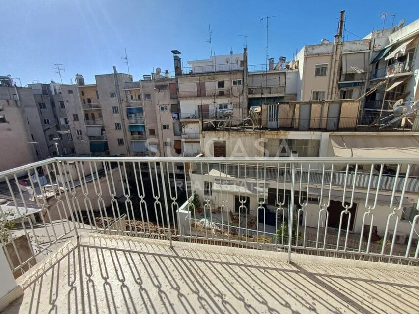 Εσωτερικό διαμέρισμα με αποθηκευτικό χώρο και παράθυρα που επιτρέπουν το φυσικό φως.