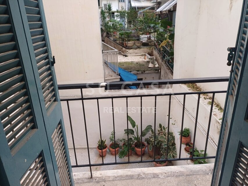 Εσωτερικό διαμέρισμα Su Casa με αποθηκευτικά ντουλάπια και ξύλινο πάτωμα.