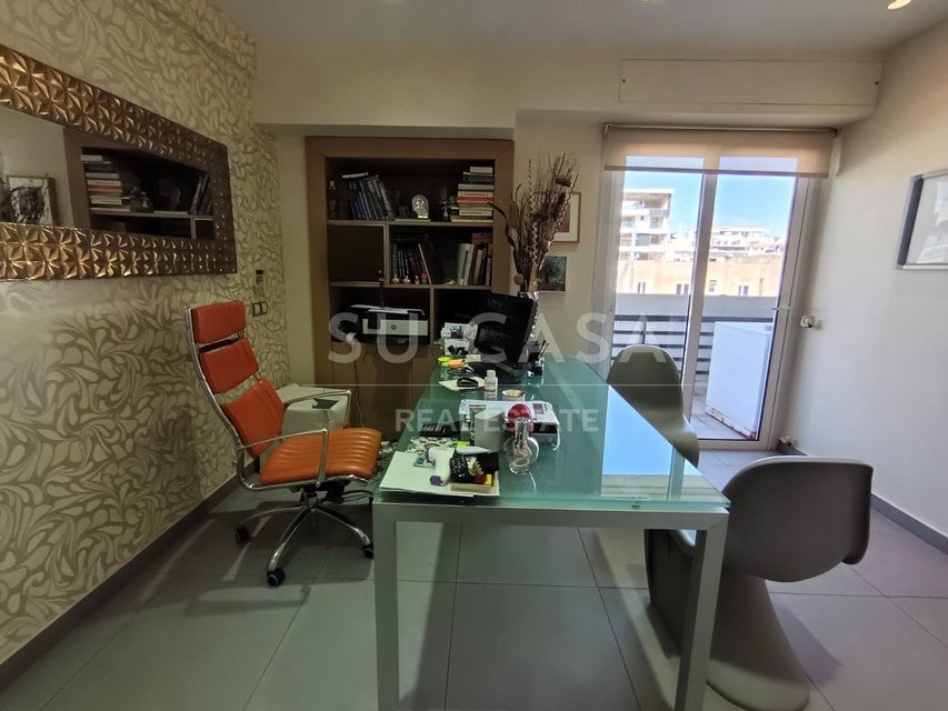 Εξωτερική βεράντα με θέα, ιδανική για χαλάρωση και διασκέδαση.