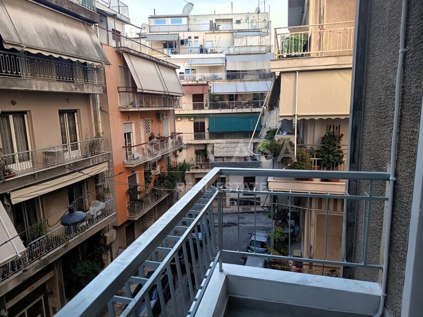 Εξωτερική βεράντα με θέα σε μπαλκόνι διαμερίσματος, ιδανική για χαλάρωση και διασκέδαση.