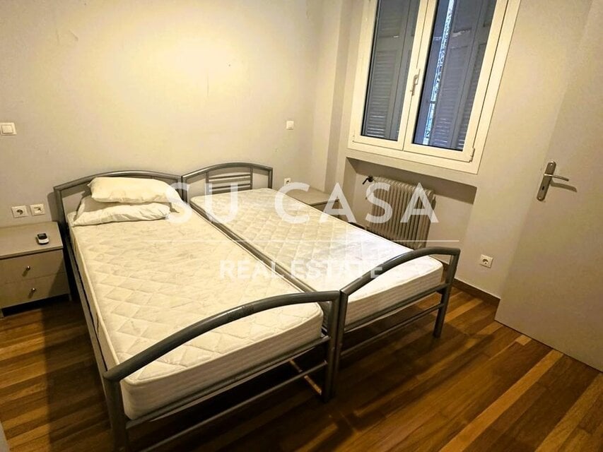 Άνετο υπνοδωμάτιο με διπλό κρεβάτι και παράθυρο, ιδανικό για ενοικίαση ή αγορά.