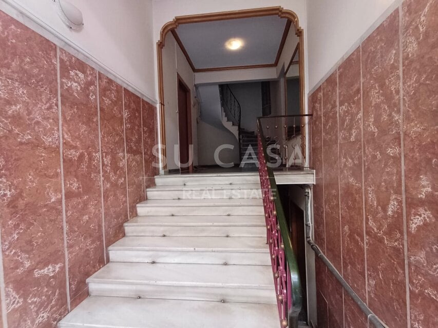 Εξωτερική βεράντα με θέα, ιδανική για χαλάρωση και διασκέδαση.