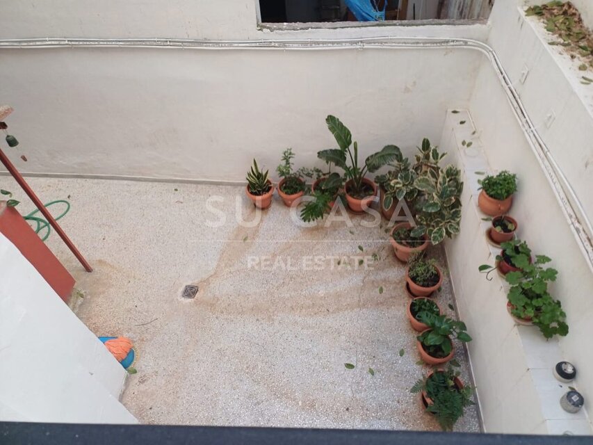 Εξωτερική βεράντα με θέα σε μπαλκόνι διαμερίσματος, ιδανική για χαλάρωση και διασκέδαση.