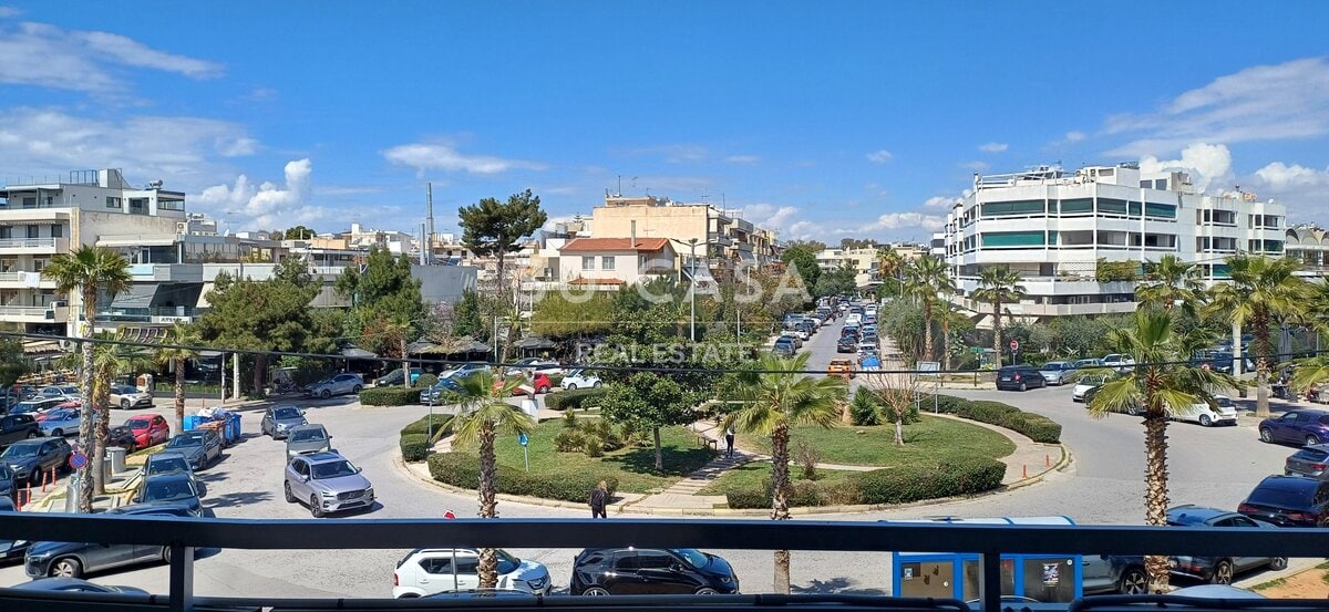 Άποψη του πάρκου και της γύρω περιοχής με δρόμο και κτίρια στην πόλη.
