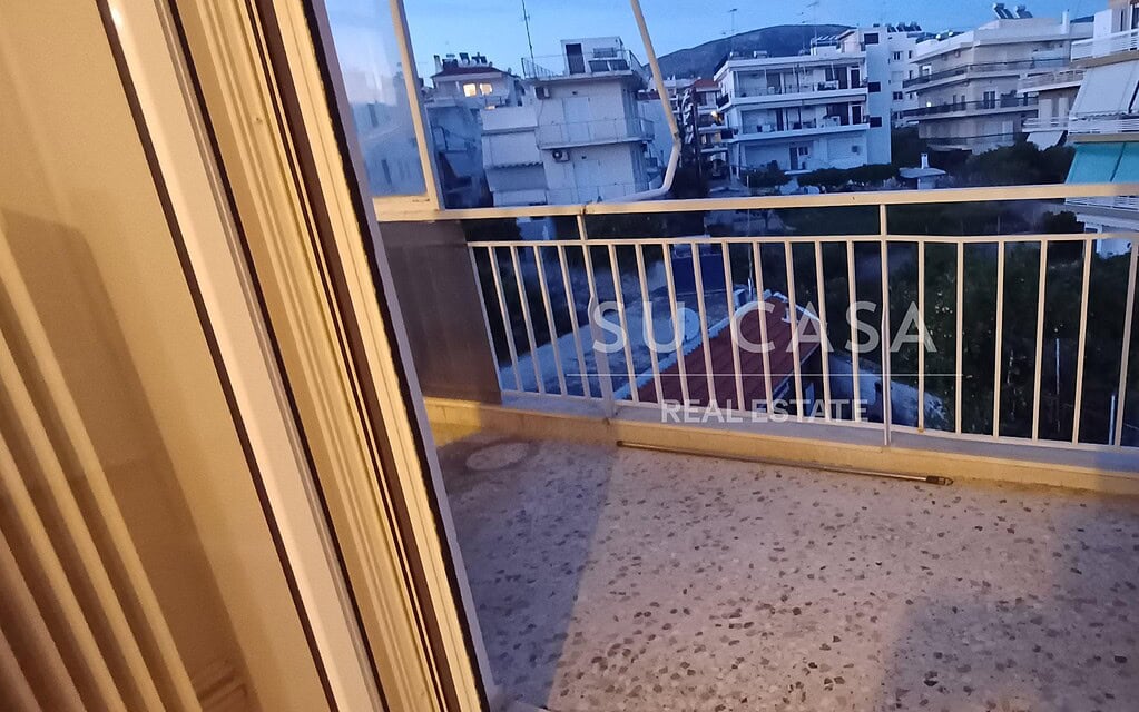 Μπαλκόνι με όμορφη θέα σε αστικές περιοχές και κτίρια.