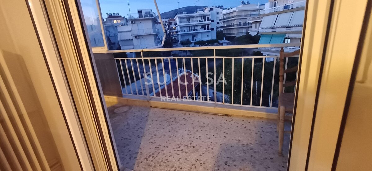 Μπαλκόνι με όμορφη θέα σε αστικές περιοχές και κτίρια.