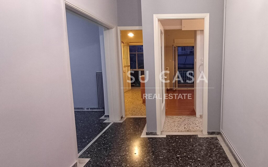 Εσωτερική είσοδος διαμερίσματος με μοντέρνο σχεδιασμό και λευκούς τοίχους.