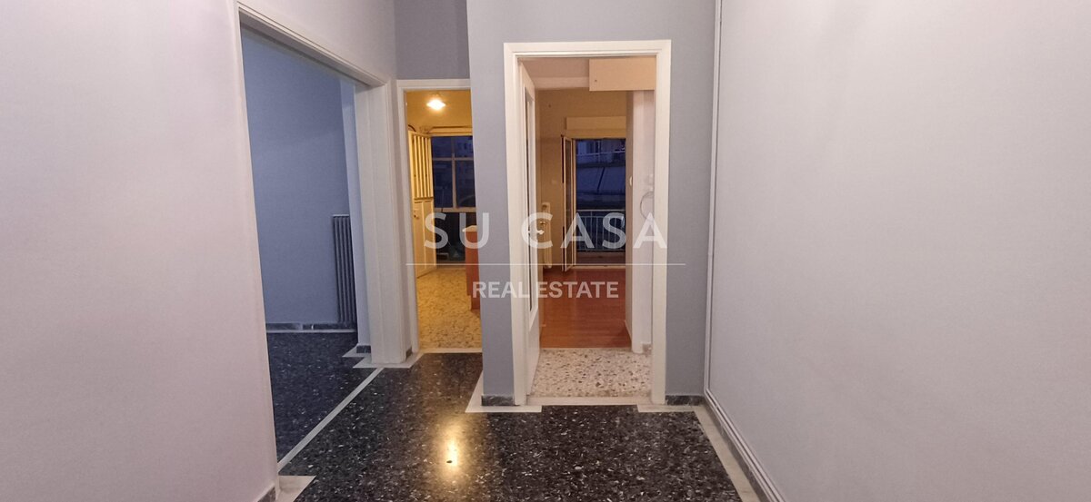 Εσωτερική είσοδος διαμερίσματος με μοντέρνο σχεδιασμό και λευκούς τοίχους.