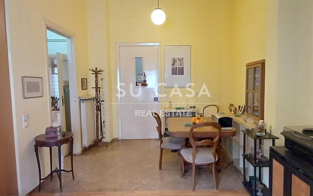Άνετο καθιστικό με παραδοσιακή διακόσμηση και φωτεινά χρώματα, ιδανικό για χαλάρωση και οικογενειακέ.