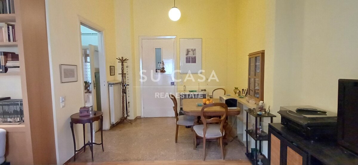 Άνετο καθιστικό με παραδοσιακή διακόσμηση και φωτεινά χρώματα, ιδανικό για χαλάρωση και οικογενειακέ.
