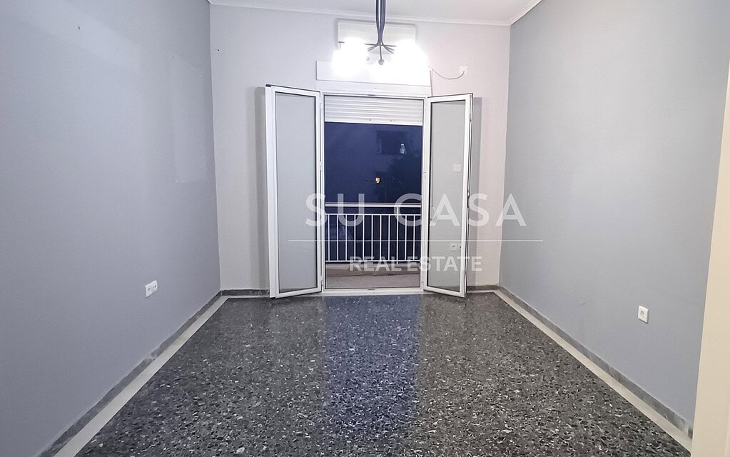 Ανέσεις διαμερίσματος στην Αθήνα με μπαλκόνι και μοντέρνο σχεδιασμό.
