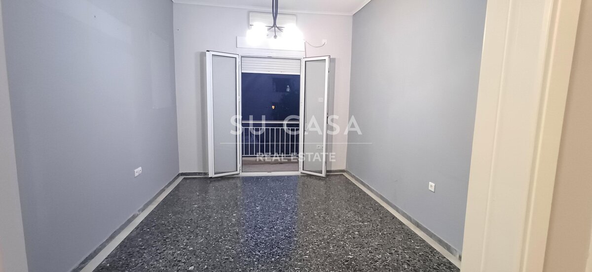 Ανέσεις διαμερίσματος στην Αθήνα με μπαλκόνι και μοντέρνο σχεδιασμό.