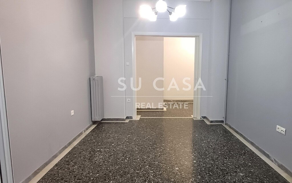 Εσωτερικό διαμερίσματος με λευκούς τοίχους και δάπεδο με πλακάκια, έτοιμο για κατοίκηση.