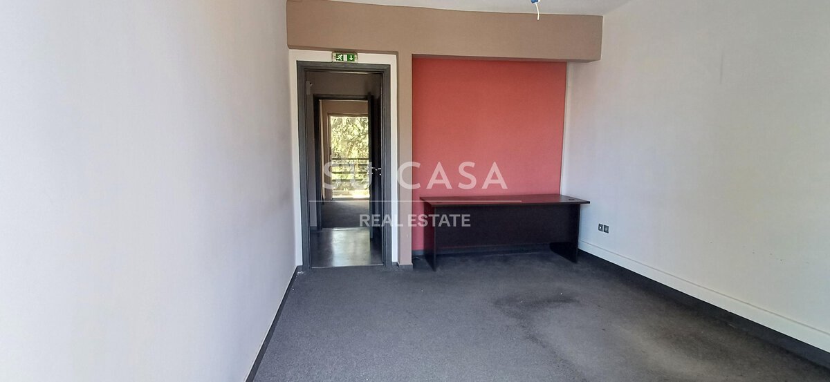Εσωτερικό γραφείου με μοντέρνο σχεδιασμό και άνετο χώρο.