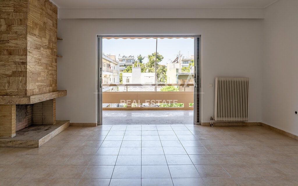 Ανέσεις διαμερίσματος με μεγάλο μπαλκόνι και θέα στην πόλη, ιδανικό για αγορά ή ενοικίαση στην περιο.
