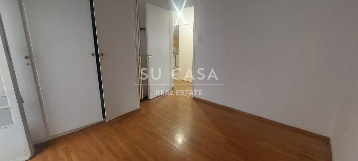 Άνετο εσωτερικό χώρο διαμερίσματος με ξύλινο δάπεδο και φωτεινά δωμάτια, διαθέσιμο για ενοικίαση από.