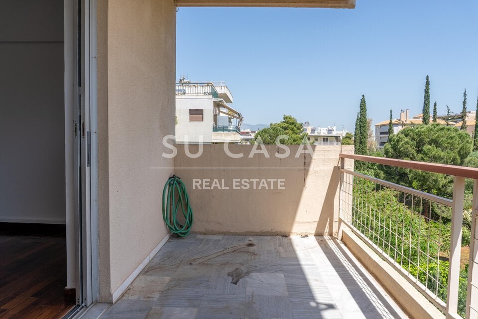 Ανέσεις κατοικίας με μπαλκόνι και όμορφη θέα σε πράσινο τοπίο, ιδανική για χαλάρωση και απολαυστικές.