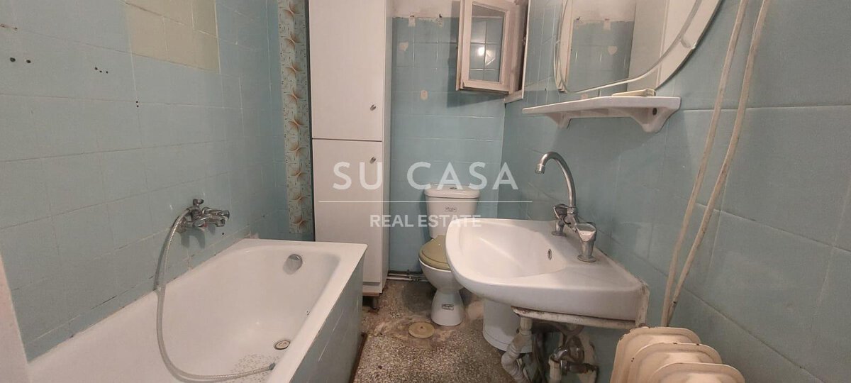 Άσπρο μπάνιο με μπανιέρα, νιπτήρα και λεκάνη, σε διαμέρισμα στην Αθήνα, ιδανικό για ενοικίαση ή αγορ.
