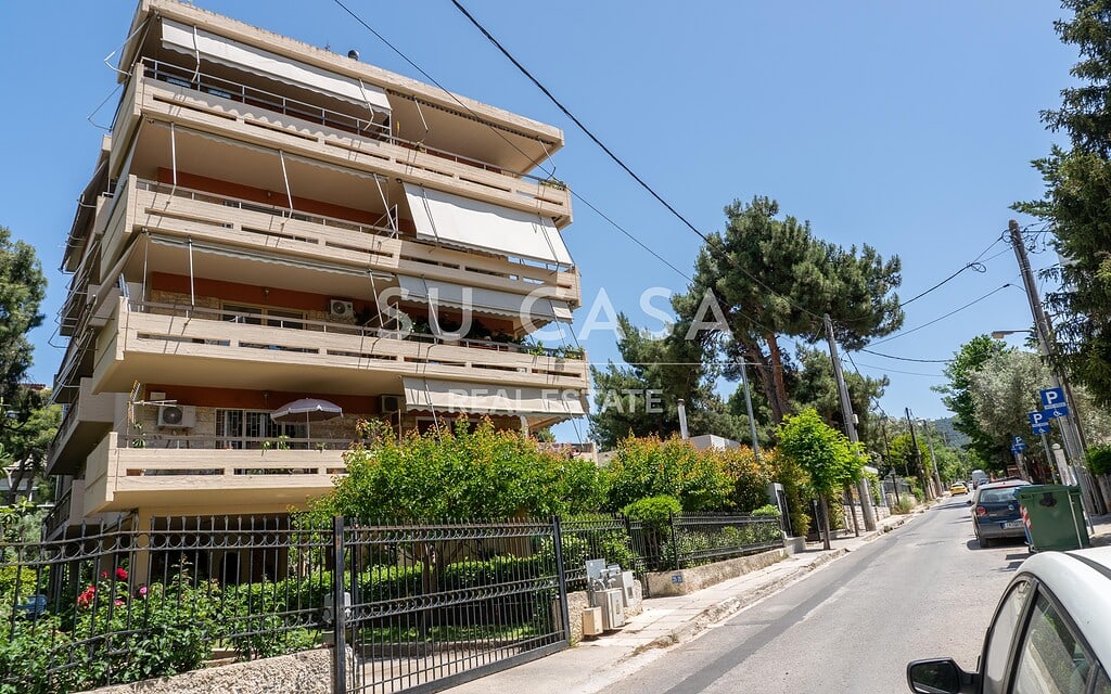Άνετη πολυκατοικία με μπαλκόνια και πράσινο, ιδανική γ.