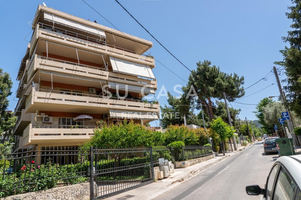 Άνετη πολυκατοικία με μπαλκόνια και πράσινο, ιδανική γ.