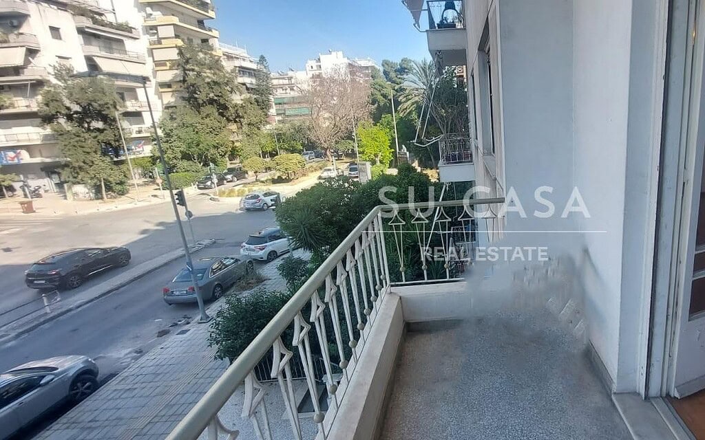 Ανέμελο μπαλκόνι με θέα στην πόλη και ασφαλή κιόσκι.
