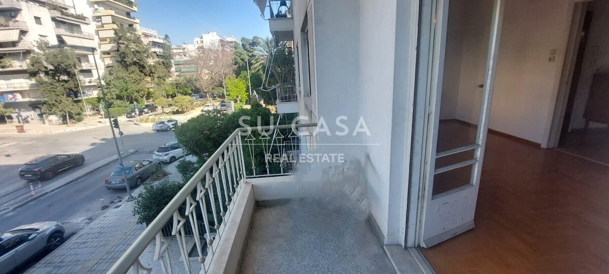 Ανέμελο μπαλκόνι με θέα στην πόλη και ασφαλή κιόσκι.
