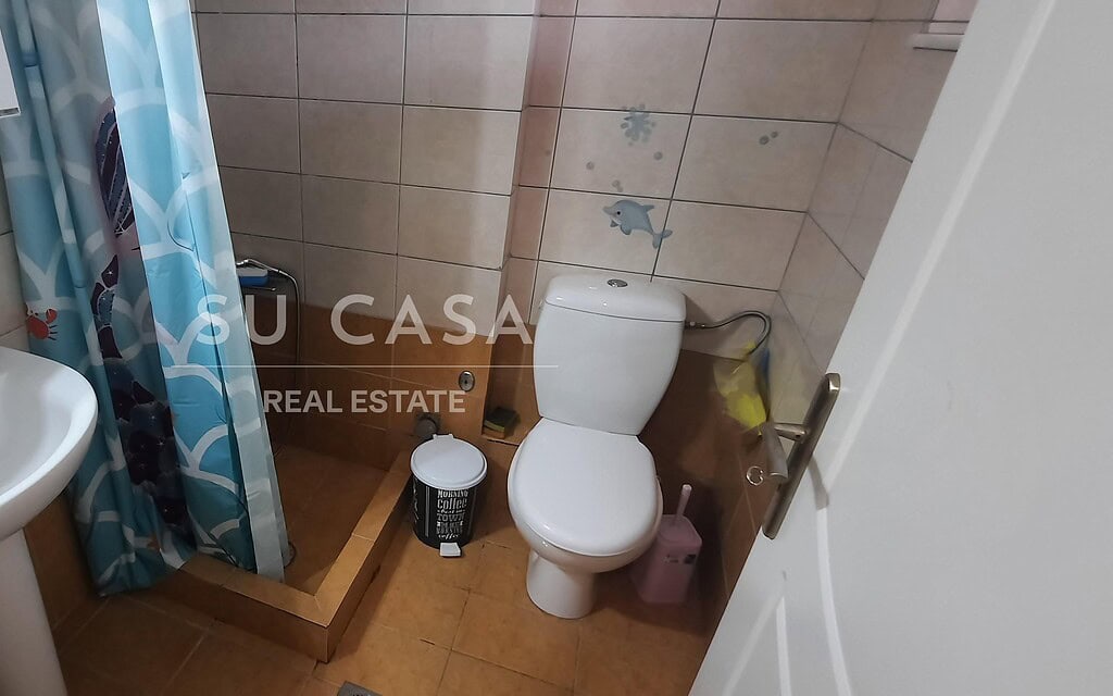 Άνετο μπάνιο με λευκό WC και νιπτήρα, ιδανικό για κατοικ.