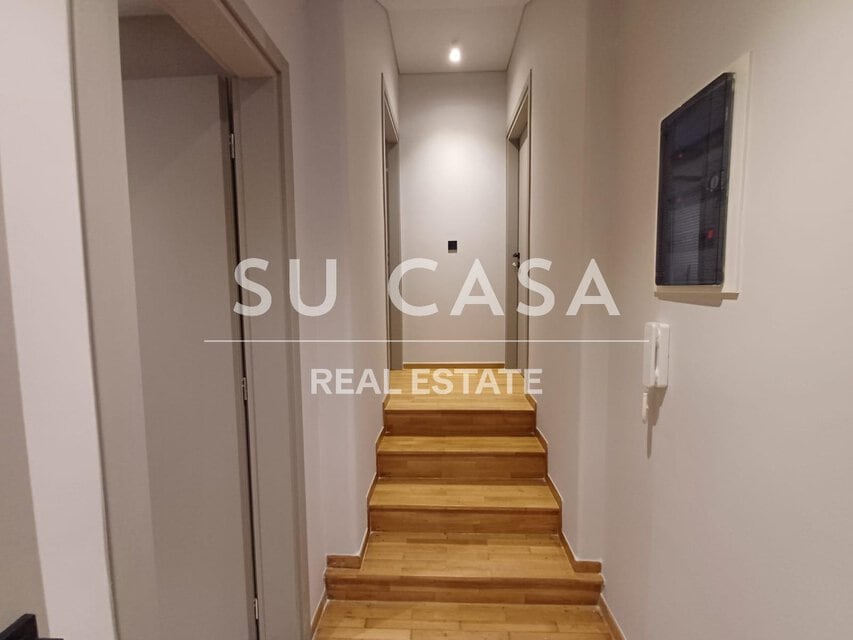Εσωτερική εικόνα διαδρόμου κατοικίας Su Casa, ξύλινα σκαλ.