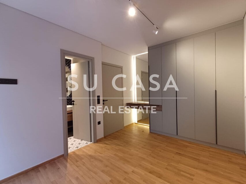 Εσωτερικό διαμέρισμα με minimal design και αποθηκευτικούς χώ.