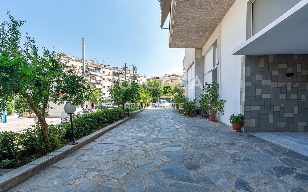 Εξωτερική όψη κατοικίας Su Casa με διαμόρφωση κήπου και πεζοδρόμιο.