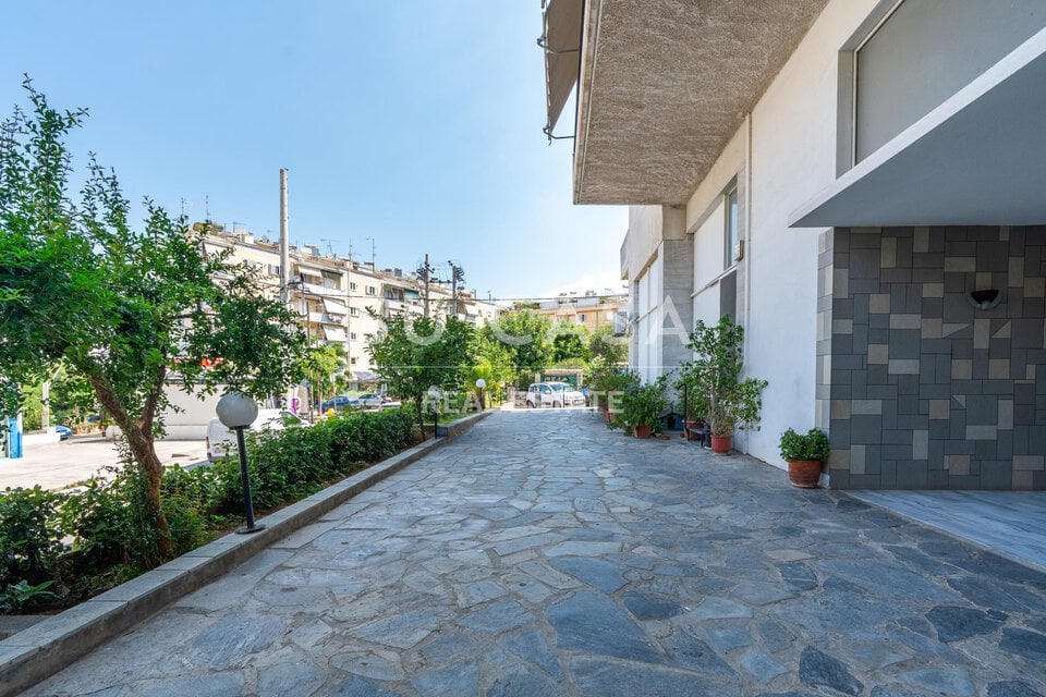 Εξωτερική όψη κατοικίας Su Casa με διαμόρφωση κήπου και πεζοδρόμιο.