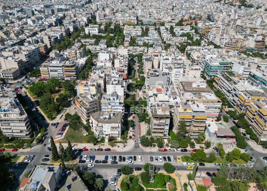 Αεροφωτογραφία πολυκατοικιών και δρόμων στην Αθήνα.