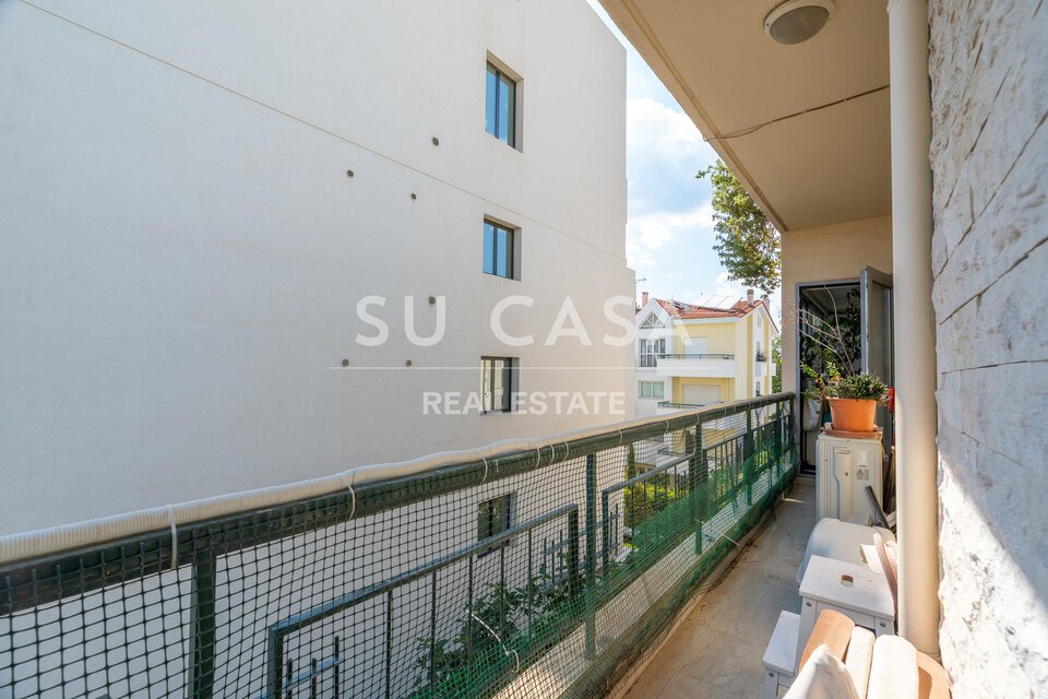 Μπαλκόνι διαμερίσματος με θέα σε γειτονιά Su Casa.