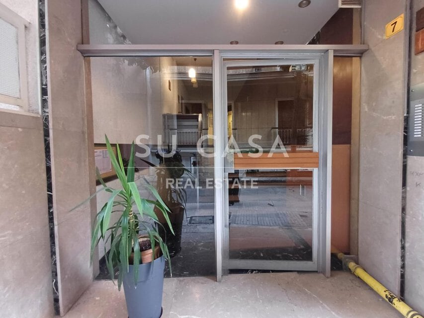 Είσοδος σε ανακαινισμένο διαμέρισμα κοντά στο μετρό Αμπελόκηποι.