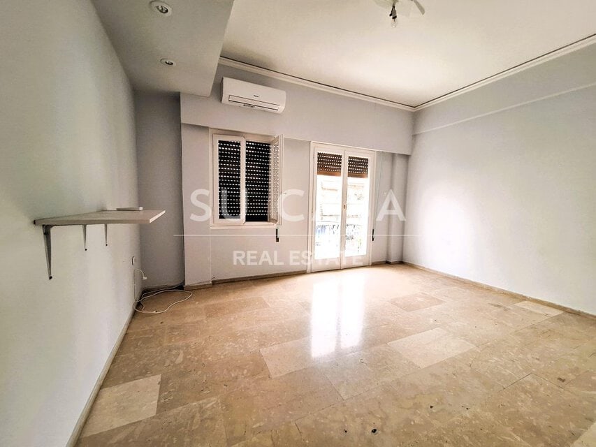 Άνετο και φωτεινό διαμέρισμα 57 τ.μ. στον 2ο όροφο με μπαλκόνι και κλιματισμό.