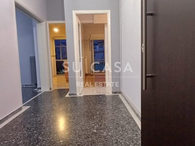Άνετο διαμέρισμα με μοντέρνο εσωτερικό και φωτεινά δωμάτια.