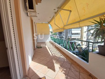 Μπαλκόνι διαμερίσματος 93 τ.μ. με θέα σε πολυκατοικίες.